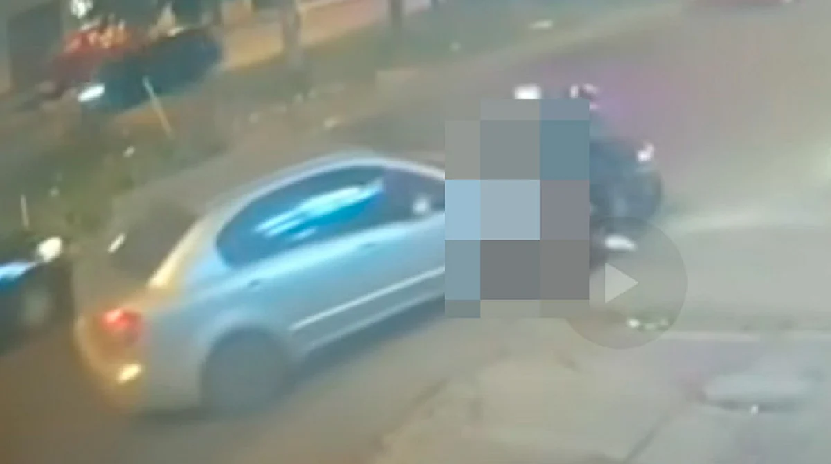 En el video se muestra al taxista detener el auto para retroceder y poder centrar a los individuos