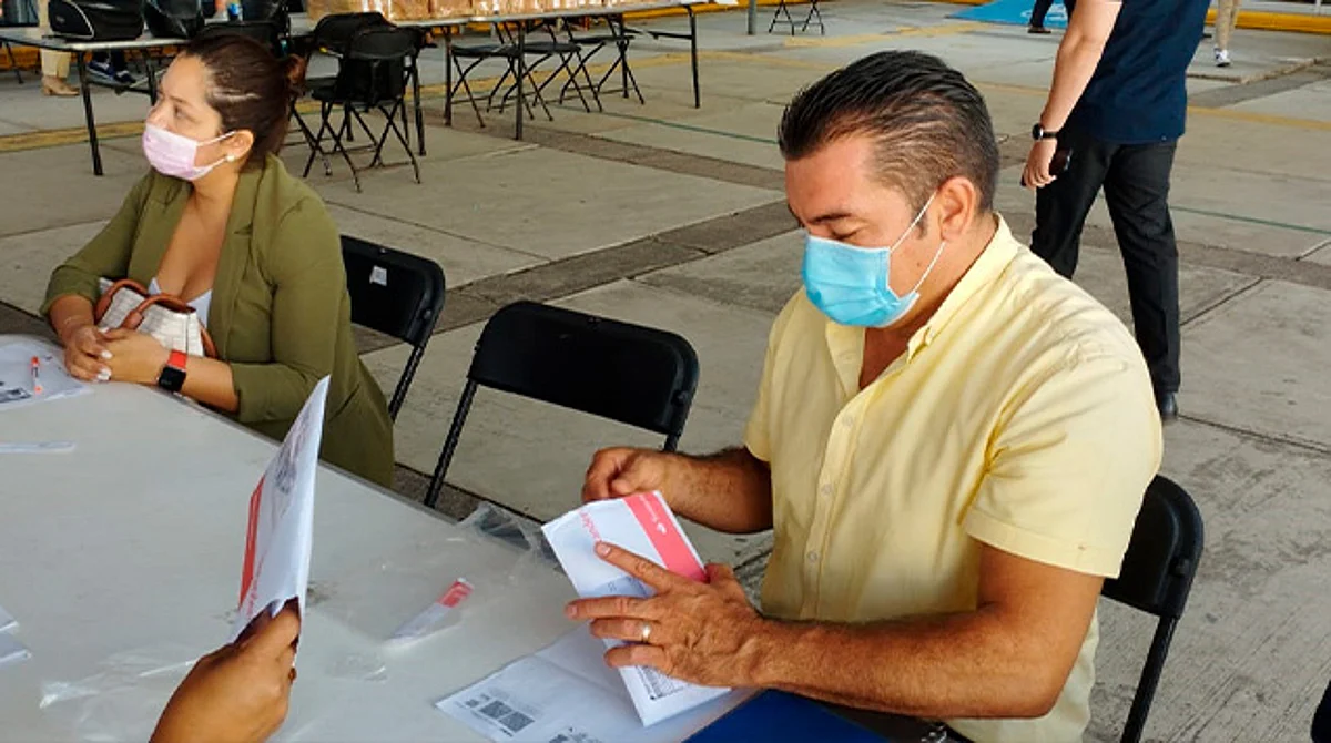 Agilizan pago con tarjeta a maestros de 5 regiones de Michoacán