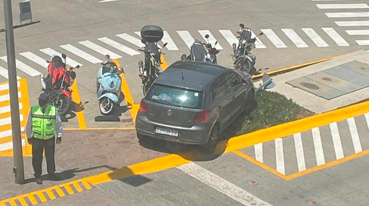 En la imagen se aprecia la unidad que terminó sobre una de las jardineras del centro comercial, y hasta derribó un señalamiento