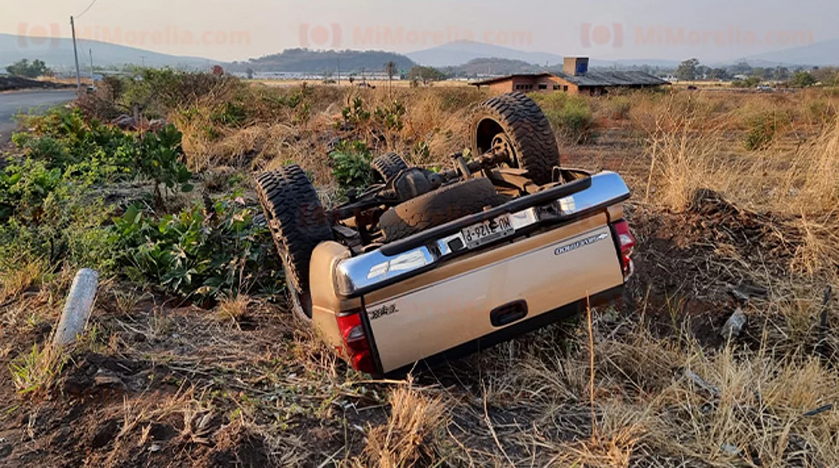 Resultan heridos 3 menores al volcar camioneta en Jacona; el conductor se fue