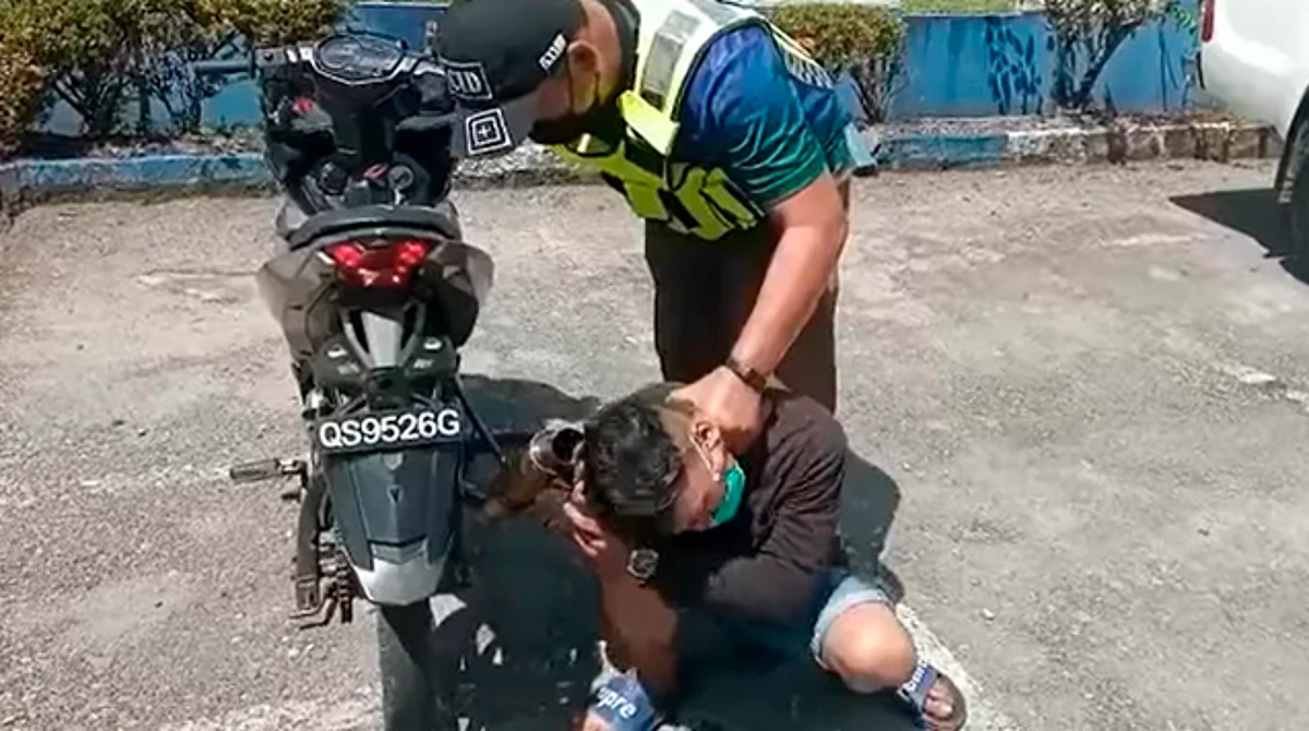 Policía lo somete a ruido de escape de moto para que sepa lo que se siente