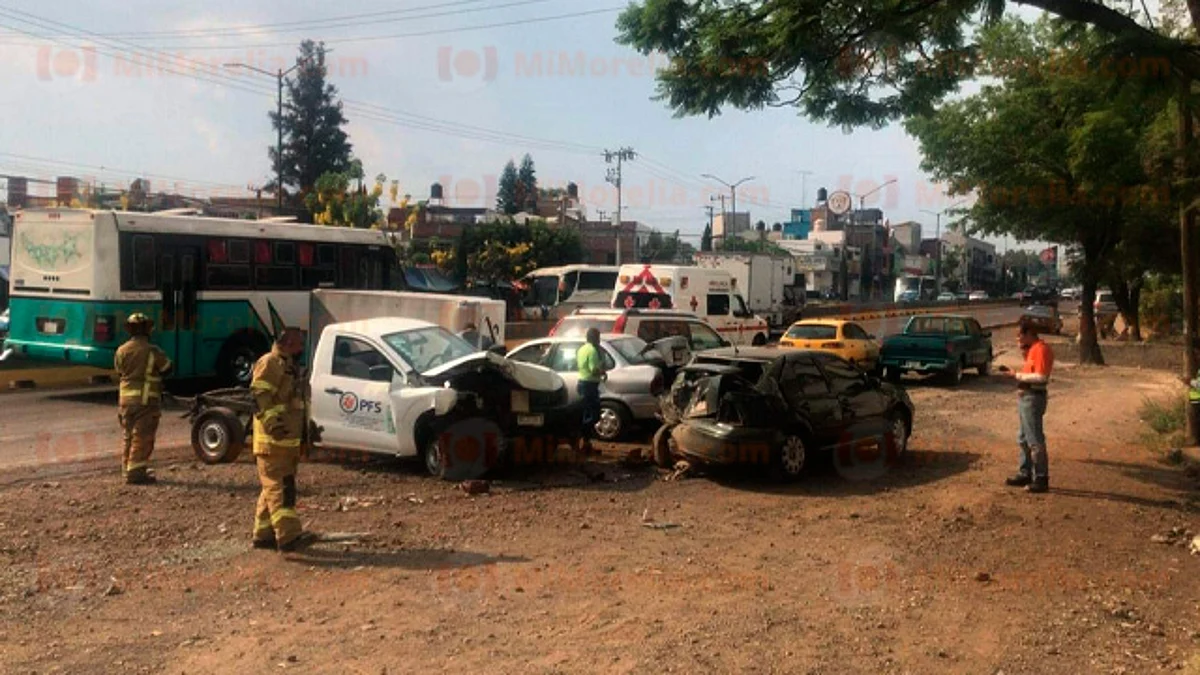 Aparatosa carambola en Calzada La Huerta no deja lesionados