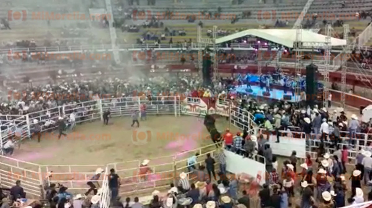 Jinete termina noqueado tras caer de toro en ruedo de la Monumental de Morelia
