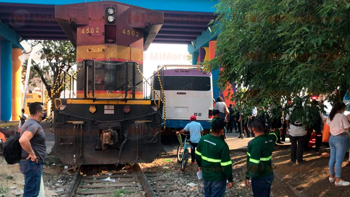 Reportan incidente entre el tren y un camión en Tres Puentes, en Morelia