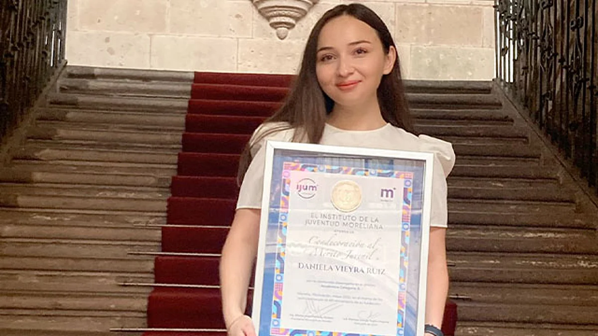 Estudiante del Tec de Morelia recibe Condecoración al Mérito Juvenil 2022
