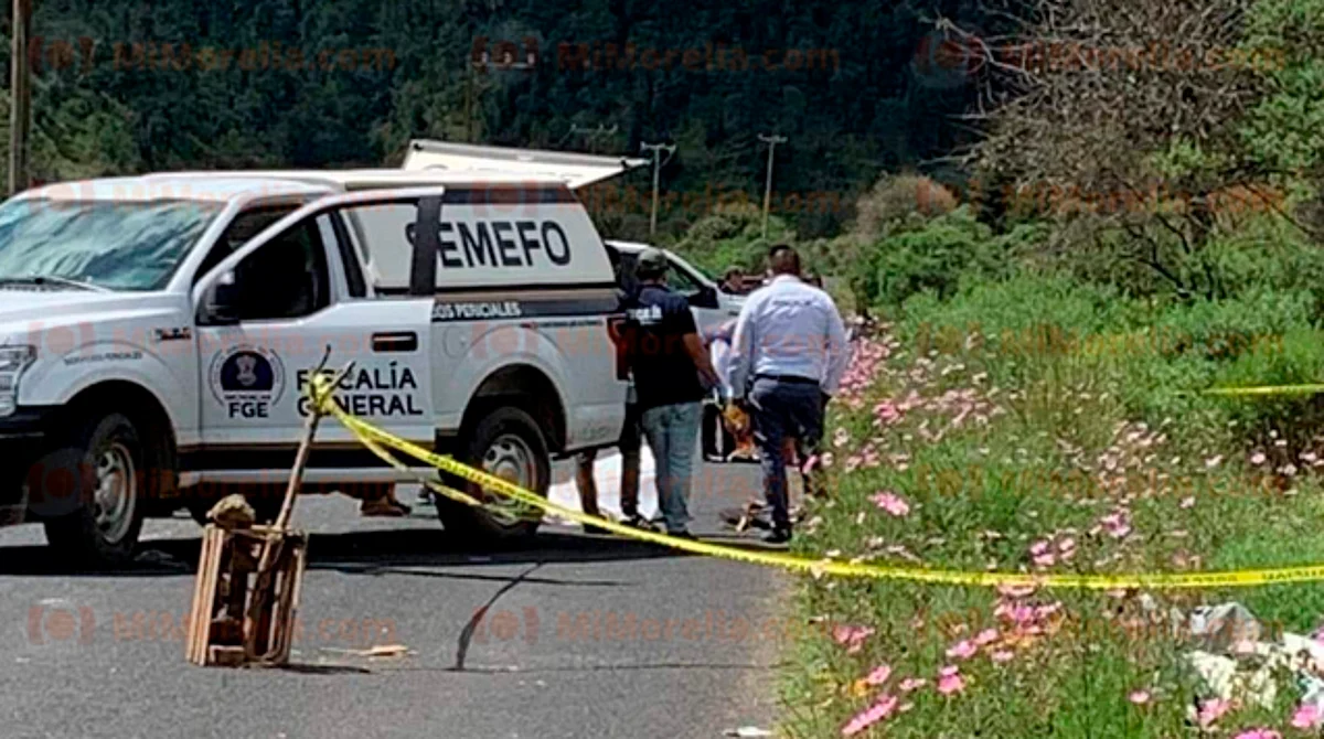 Hallan a un ejecutado sobre carretera de Michoacán