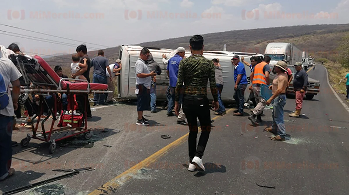 Choque entre camioneta y un tráiler deja 8 heridos en Ecuandureo
