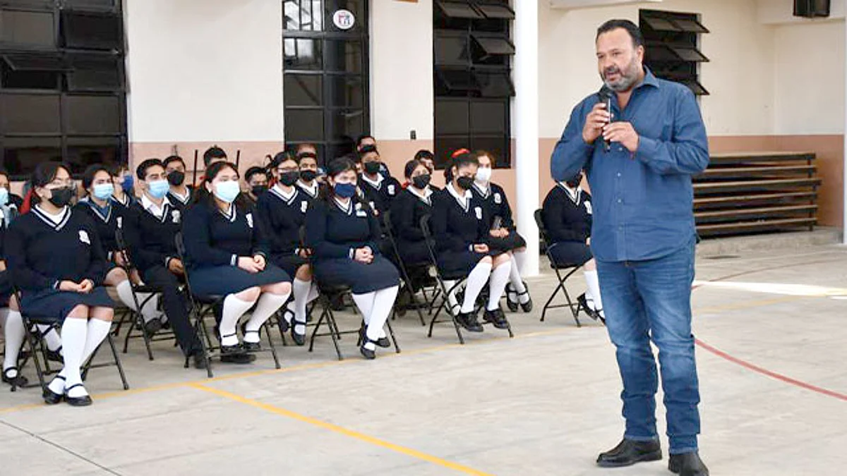 Participa Julio Arreola en Foro con alumnos de Preparatoria