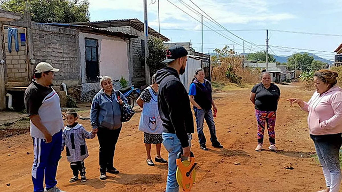 Antorchistas recorren colonia Citlalmina de Ario de Rosales para proyección de obras