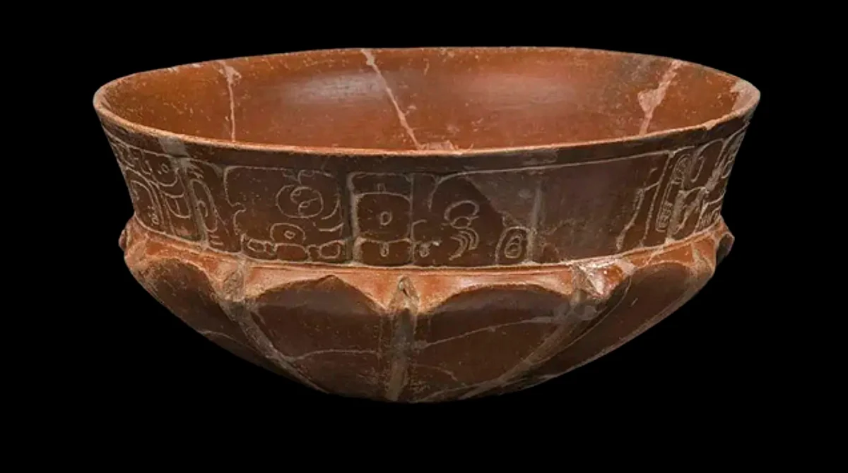 La vasija está dedicada a Cholom, personaje de quien ya se tenían registros que lo asocian al sitio de Oxkintok