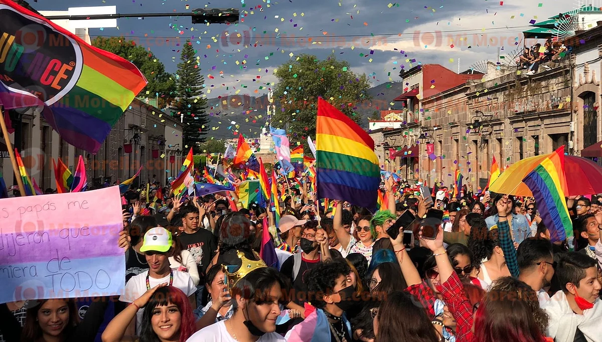 Colores, lentejuelas y pedidas de matrimonio, así se vivió el Pride 2022 en Morelia