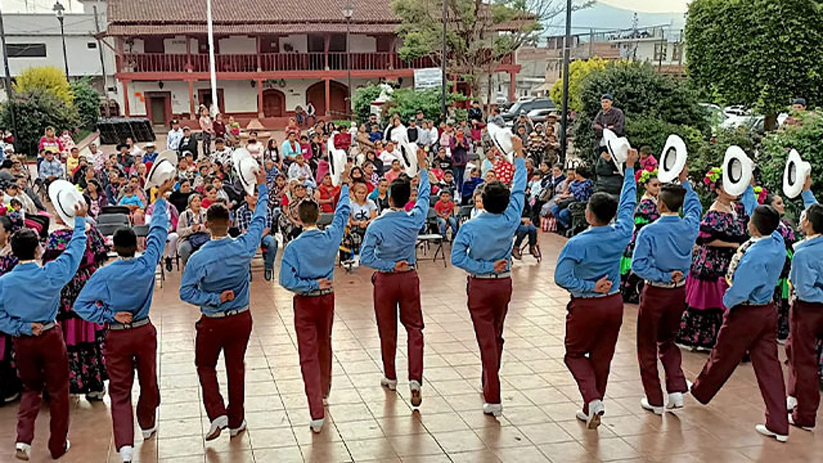 Con festejos a las madres en Ario de Rosales, Antorcha reafirma su lucha popular