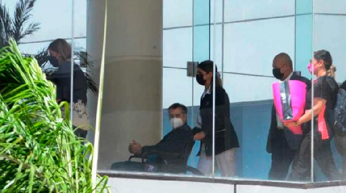 “El Bronco” regresa a casa; sale de hospital para cumplir arresto domiciliario