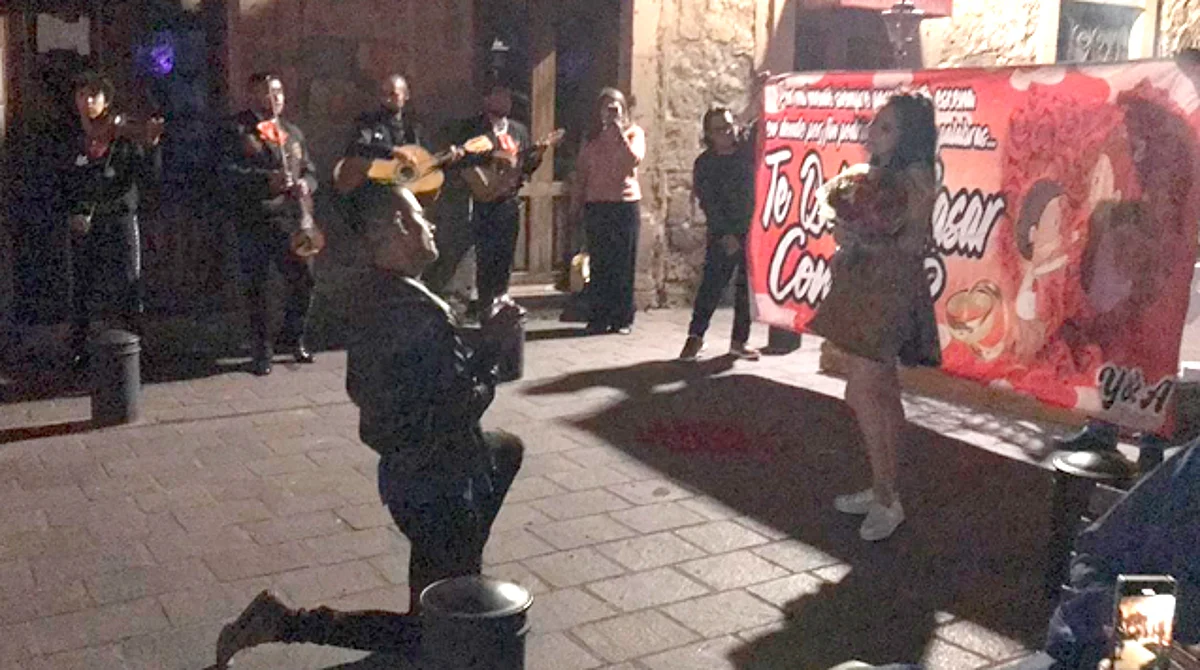 Luego de 8 años le pide matrimonio frente a catedral de Morelia y esta fue la respuesta