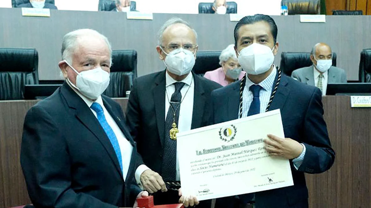 El oncólogo Rafael Medrano Guzmán y el neurólogo Juan Manuel Márquez Romero, ambos del IMSS, recibieron la distinción