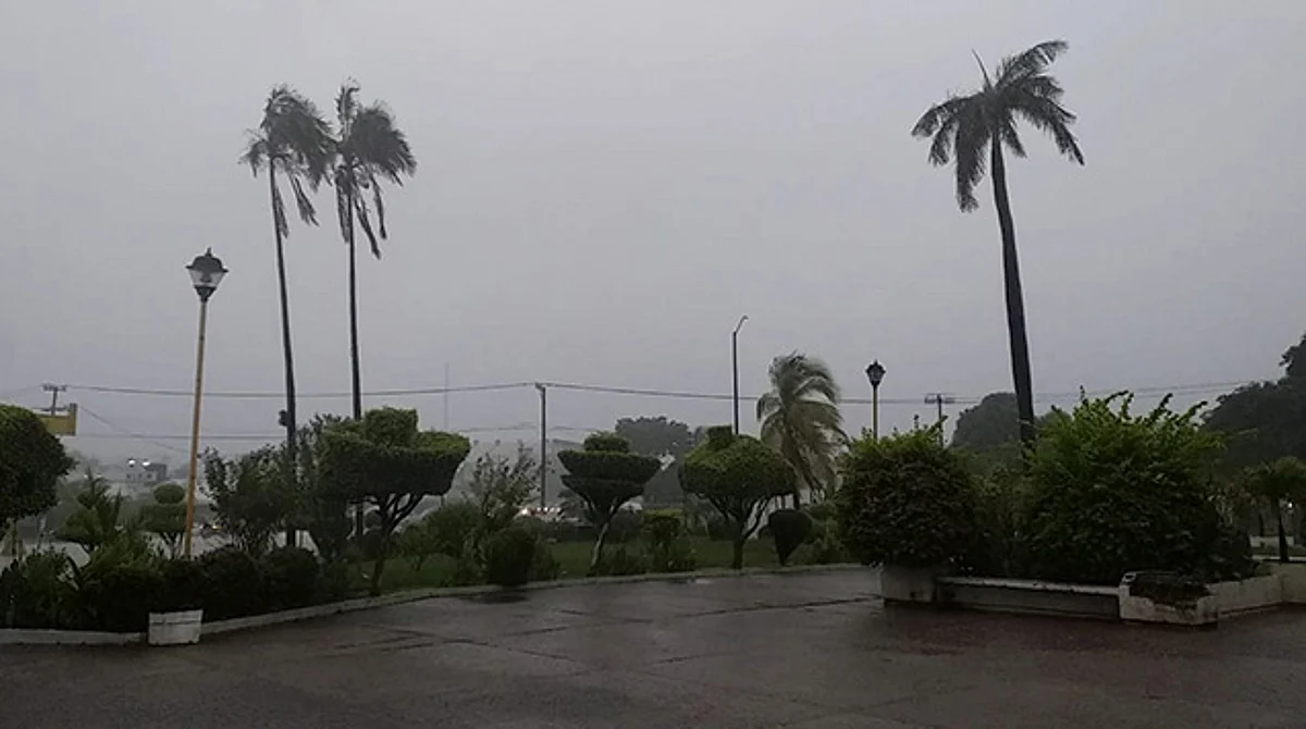 Suspenden clases en 5 municipios de la costa de Michoacán por huracán "Blas"