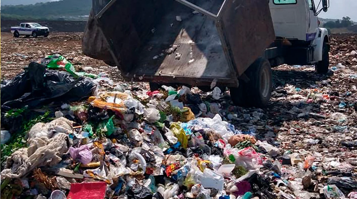 Tira por error sus ahorros al camión de basura en Morelia
