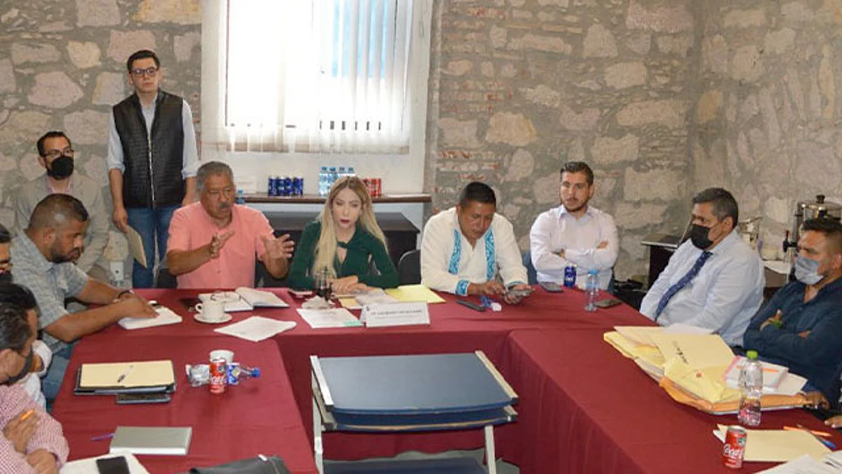 Un grupo de maestros solicitaron a la creación de telesecundarias y bachilleratos interculturales, entre otros planteamientos inherentes a la Ley de Educación