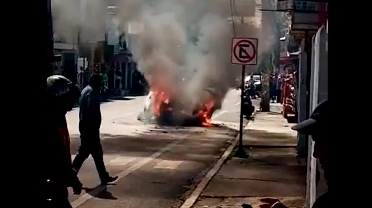 Queman autos en zona de Uruapan tras arribo de elementos de seguridad