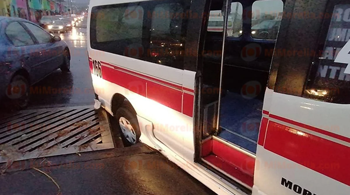 Combi ruta Roja queda atorada en alcantarilla abierta, en Morelia