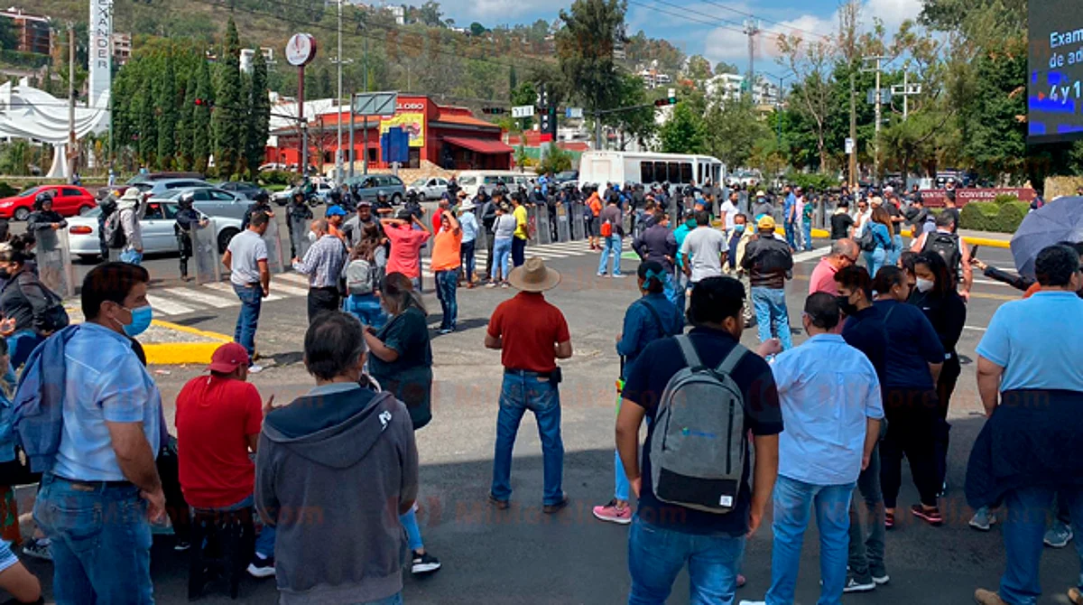 CNTE azul bloquea paso en Ventura Puente, en Morelia