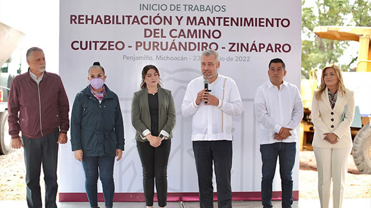 Bedolla pone en marcha rehabilitación de carretera en región Bajío