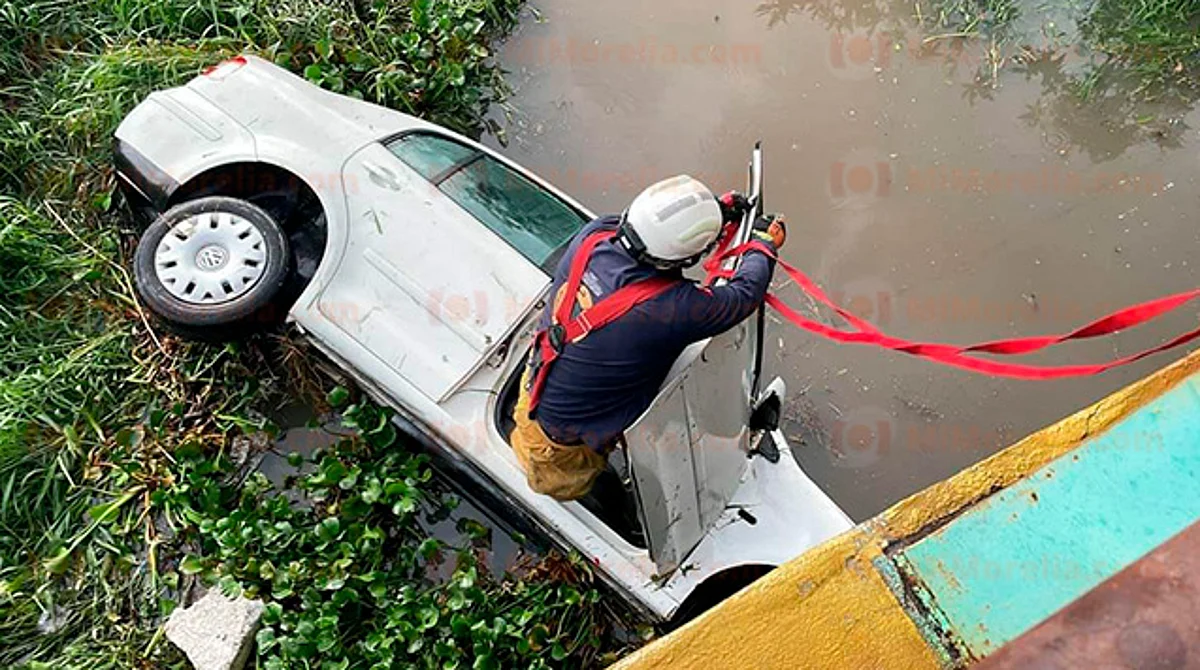 Muere conductor tras volcar en canal de agua sobre la avenida Óscar Chávez