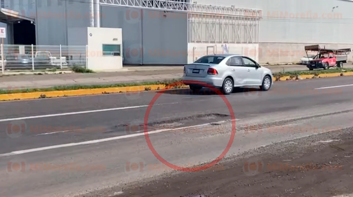 Bache afecta autos en salida a Salamanca; llantas ponchadas y suspensiones dañadas