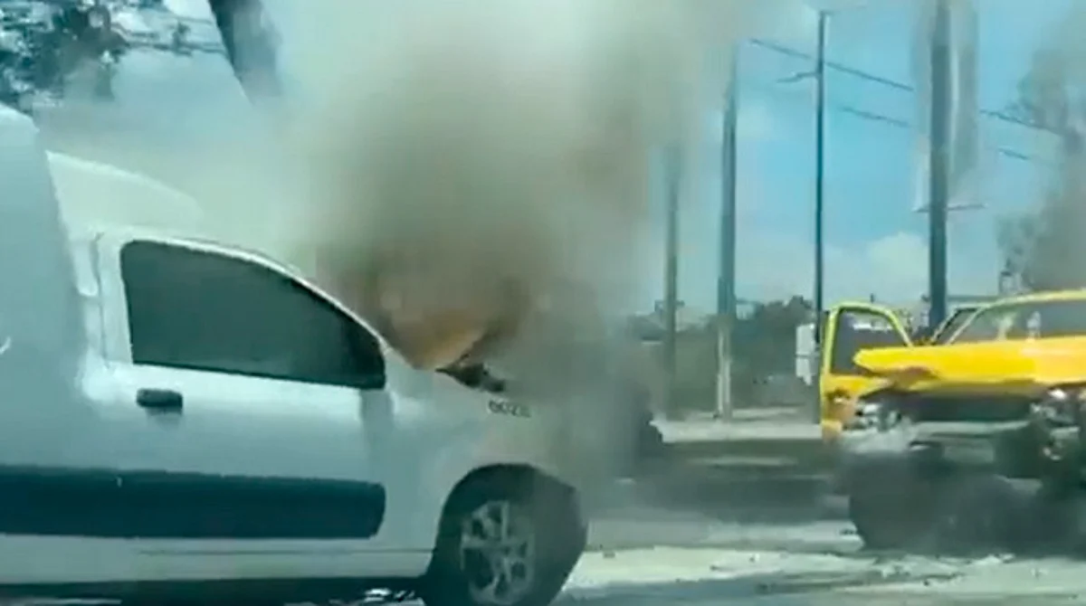Chocan de frente en la avenida Madero y terminan en llamas, en Morelia