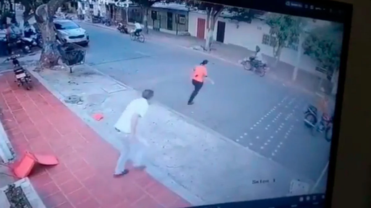 Hombre intenta asesinar a su expareja pero termina golpeado por los transeúntes