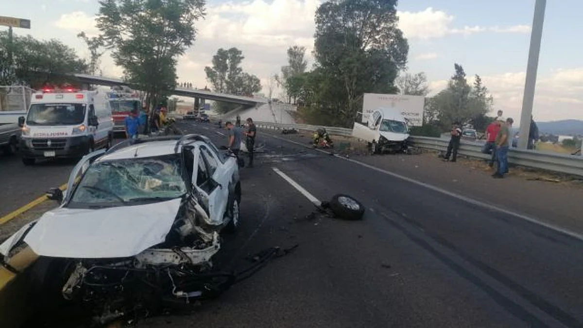 4 lesionados por aparatoso choque en la Morelia-Salamanca
