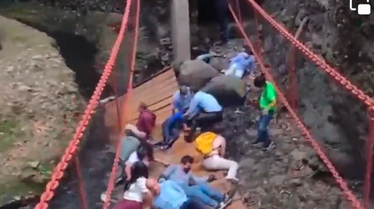 Alcalde, regidores y civiles, heridos tras colapso de puente en Cuernavaca