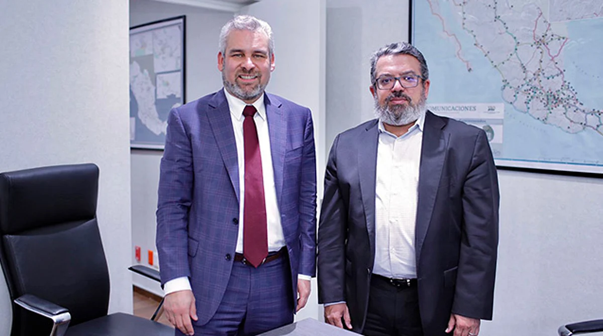 Revisan Bedolla y subsecretario de SCT el plan carretero para Aguililla