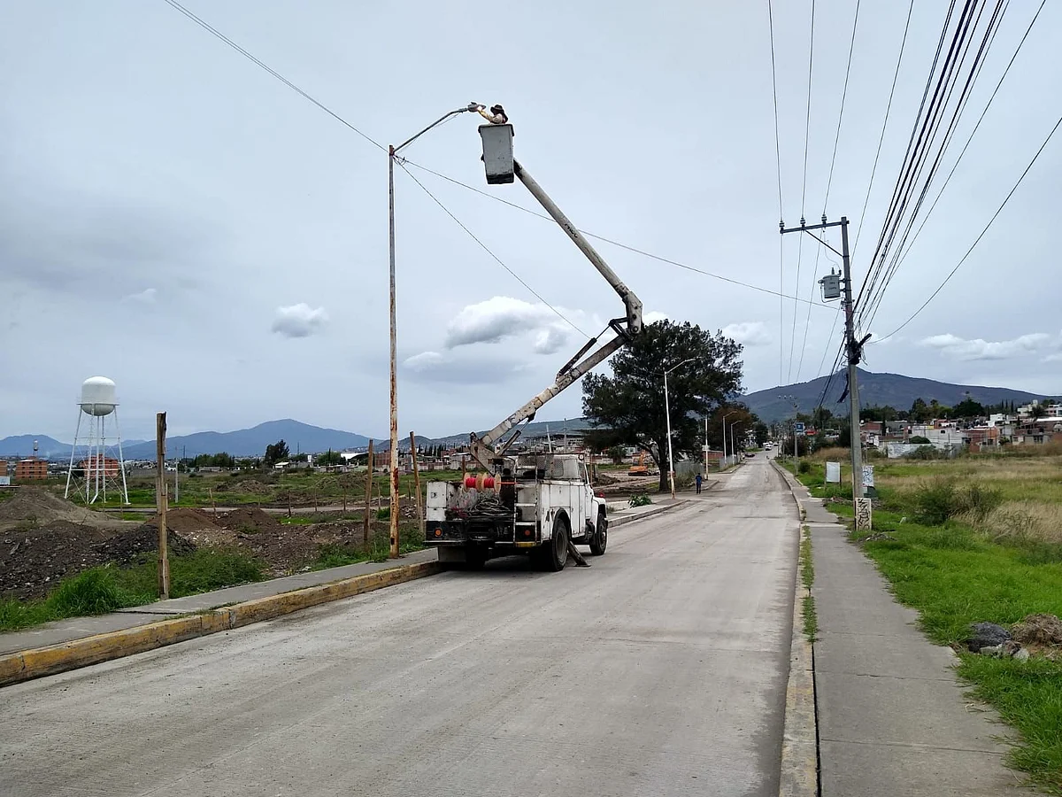 Una brigada continúo con la encomienda de iluminar los fraccionamientos Ruiseñores, ampliación Jamaica, La Noria y Metrópolis 2