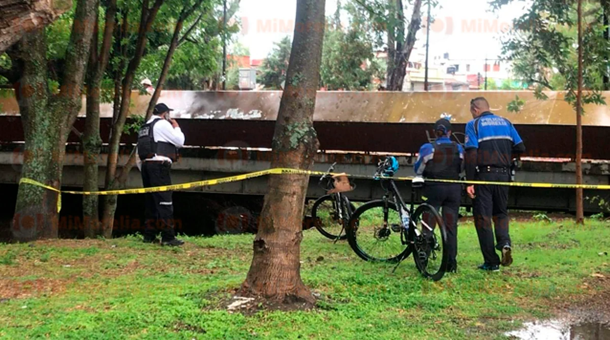 Lo hallan muerto debajo de un puente en Morelia y no saben quién es