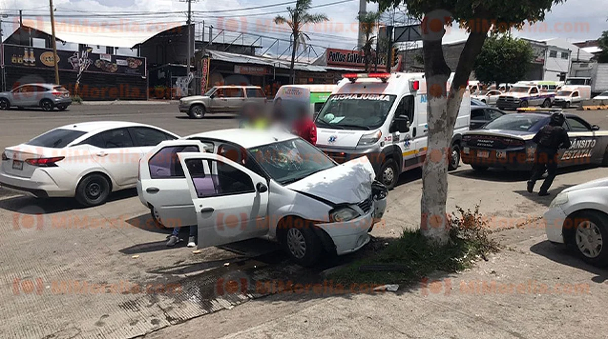 Pierde el control y choca contra árbol en Morelia; hay 3 mujeres heridas