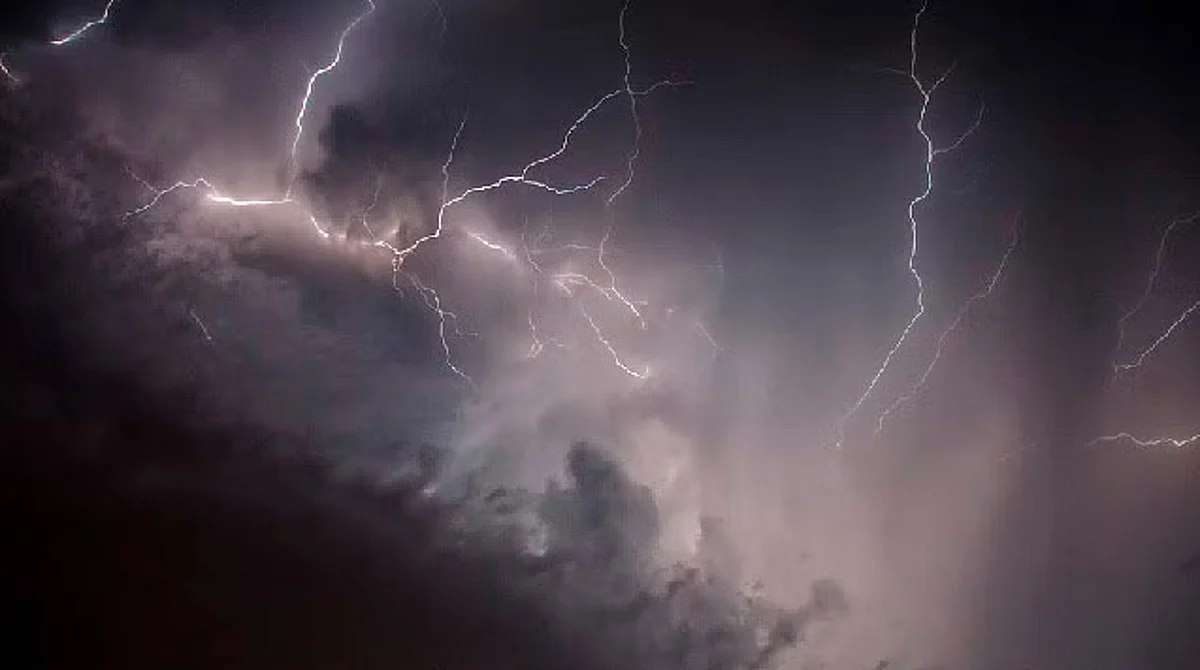En las costas de Michoacán, tormenta "Blas" seguirá provocando fuertes lluvias