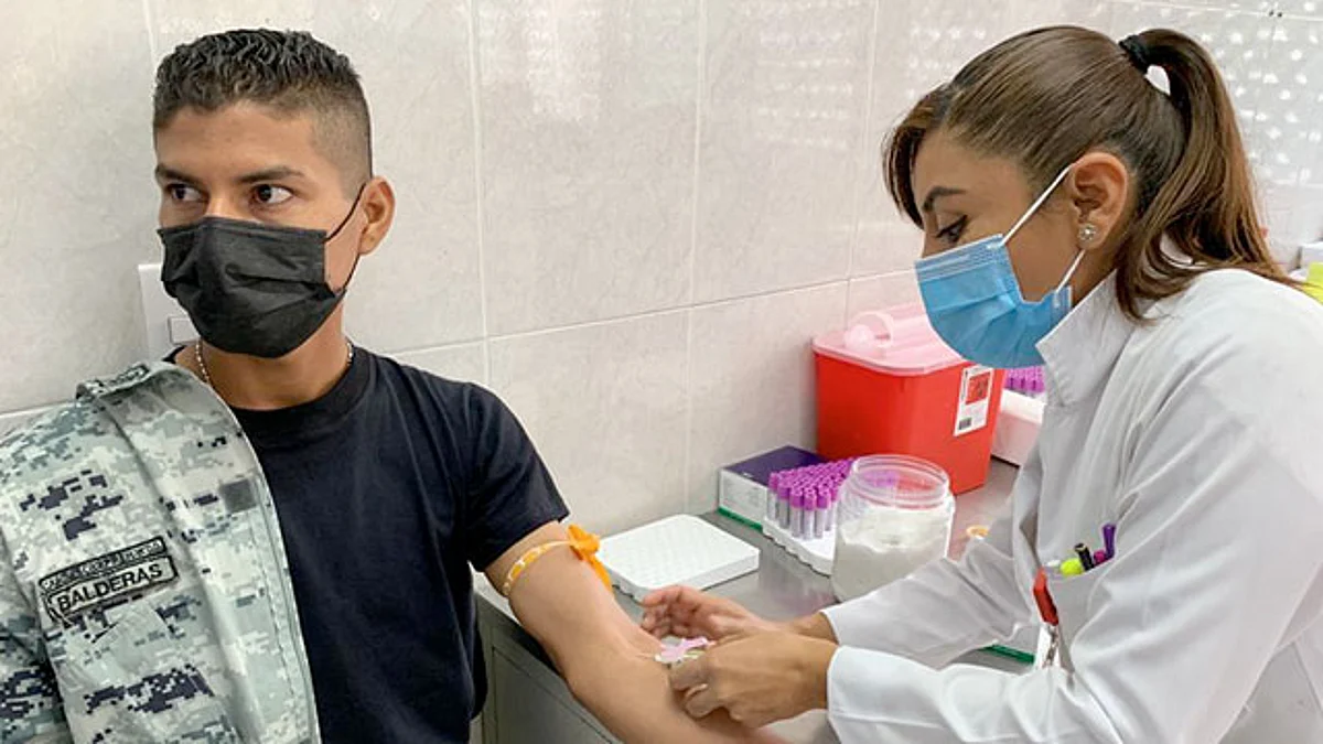 IMSS recibe donación altruista de sangre de elementos de la Guardia Nacional