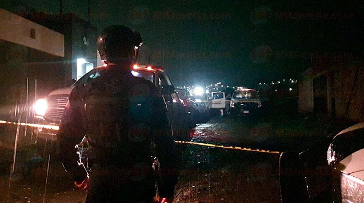 La víctima yacía al interior de un vehículo rojo, al parecer de su propiedad