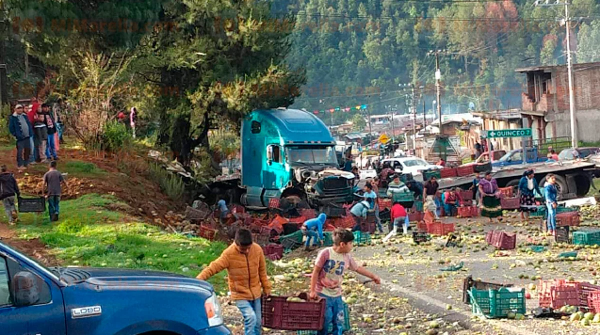 Chocan dos camiones en Capácuaro; traían madera y mango