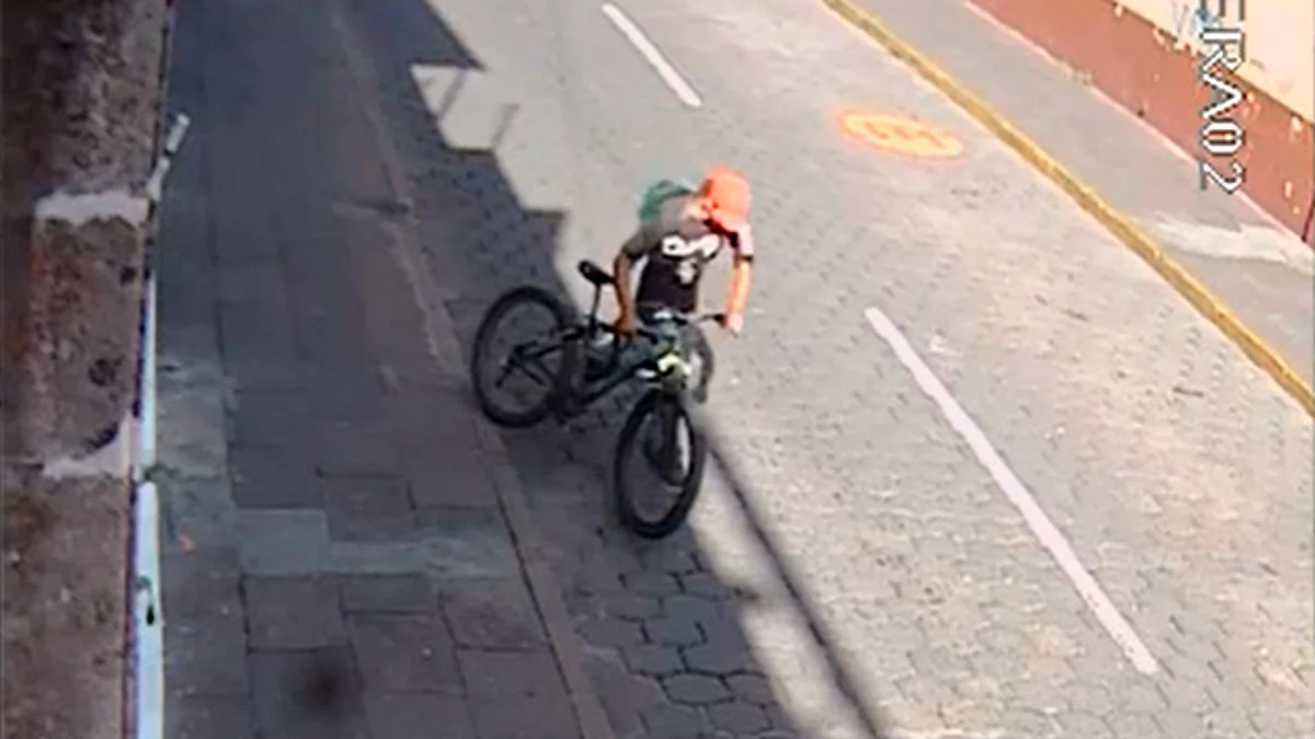 Sujeto se mete a establecimiento del Centro y se roba una bicicleta