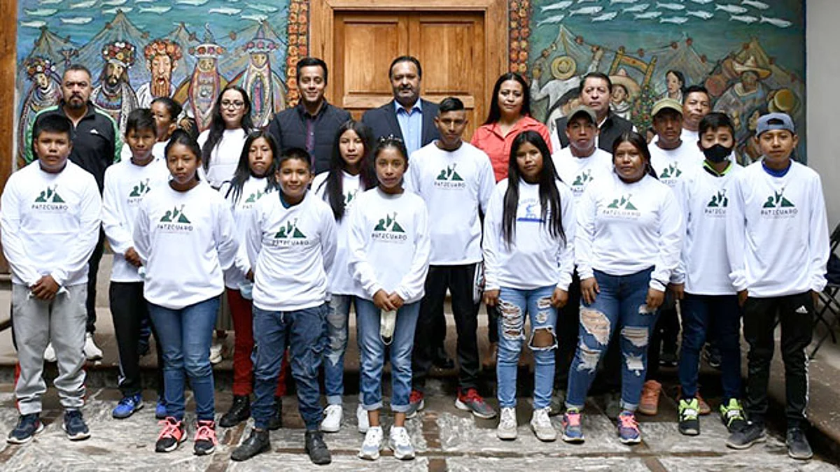 Gobierno de Pátzcuaro entrega uniformes a la selección de canotaje de la Isla de Urandén