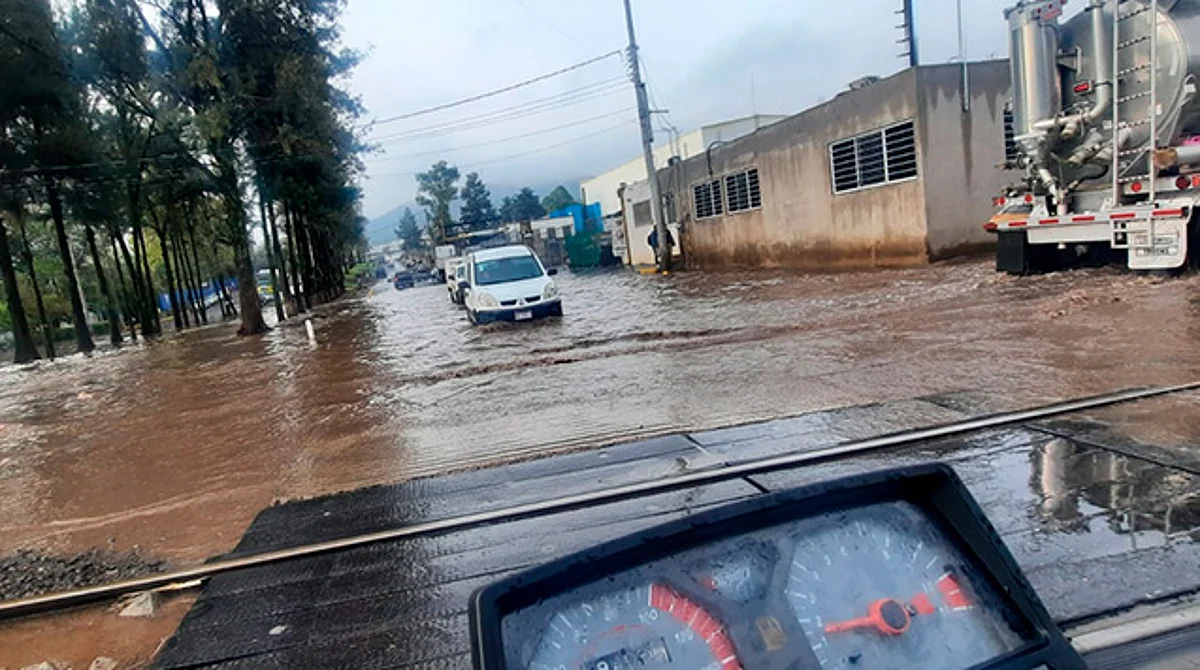 Huracán "Blas" deja primeras inundaciones en Michoacán
