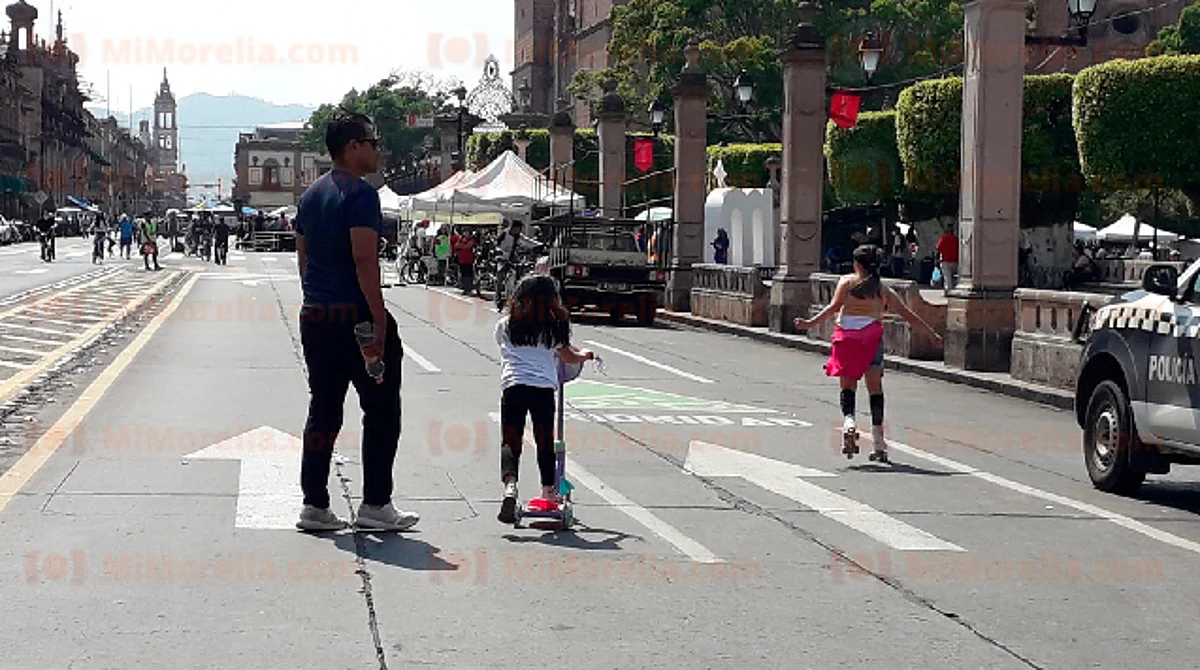 Padres salen a pasear con sus hijos; la ciclovía dominical fue dedica a ellos