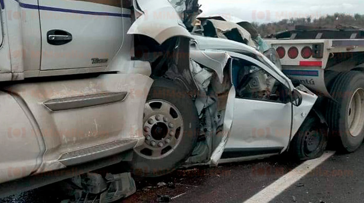 Confirman dos muertos en auto compacto aplastado por tráiler, en Michoacán