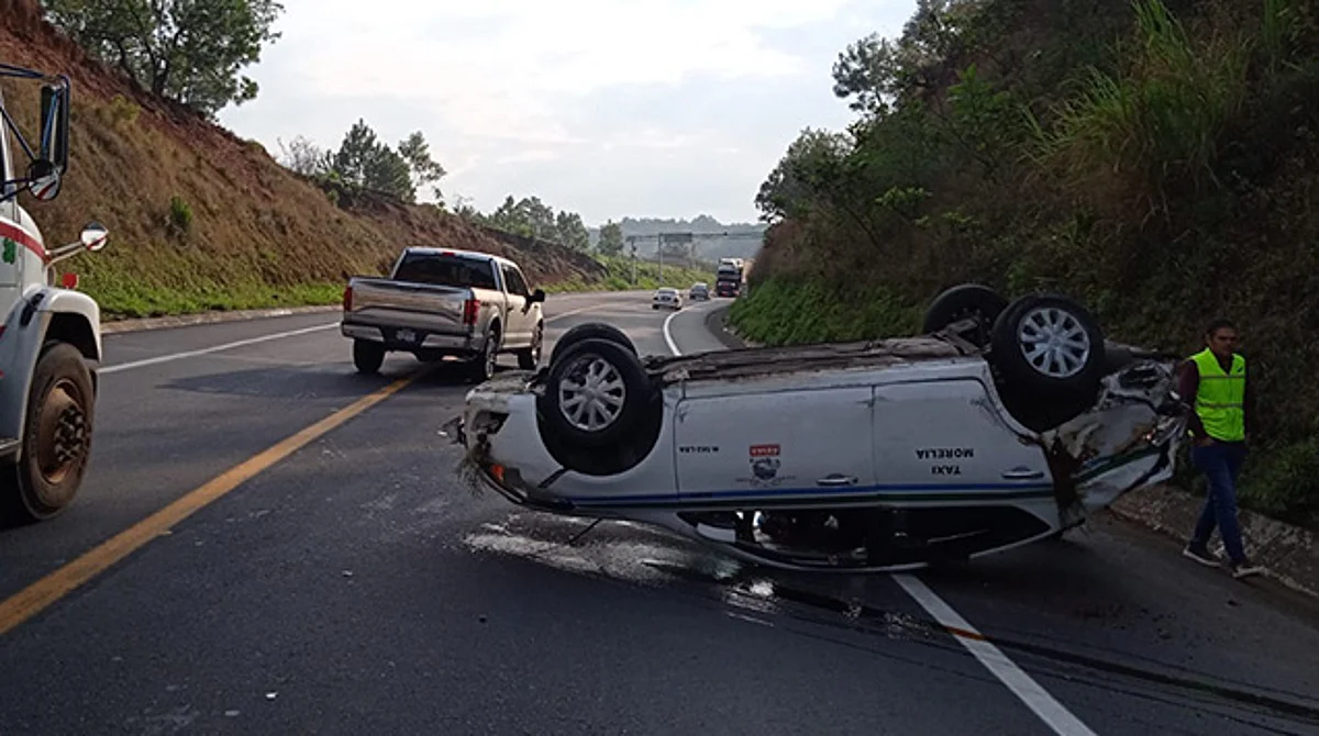 Vuelca taxi de Morelia con pasajeros en la autopista Siglo XXI