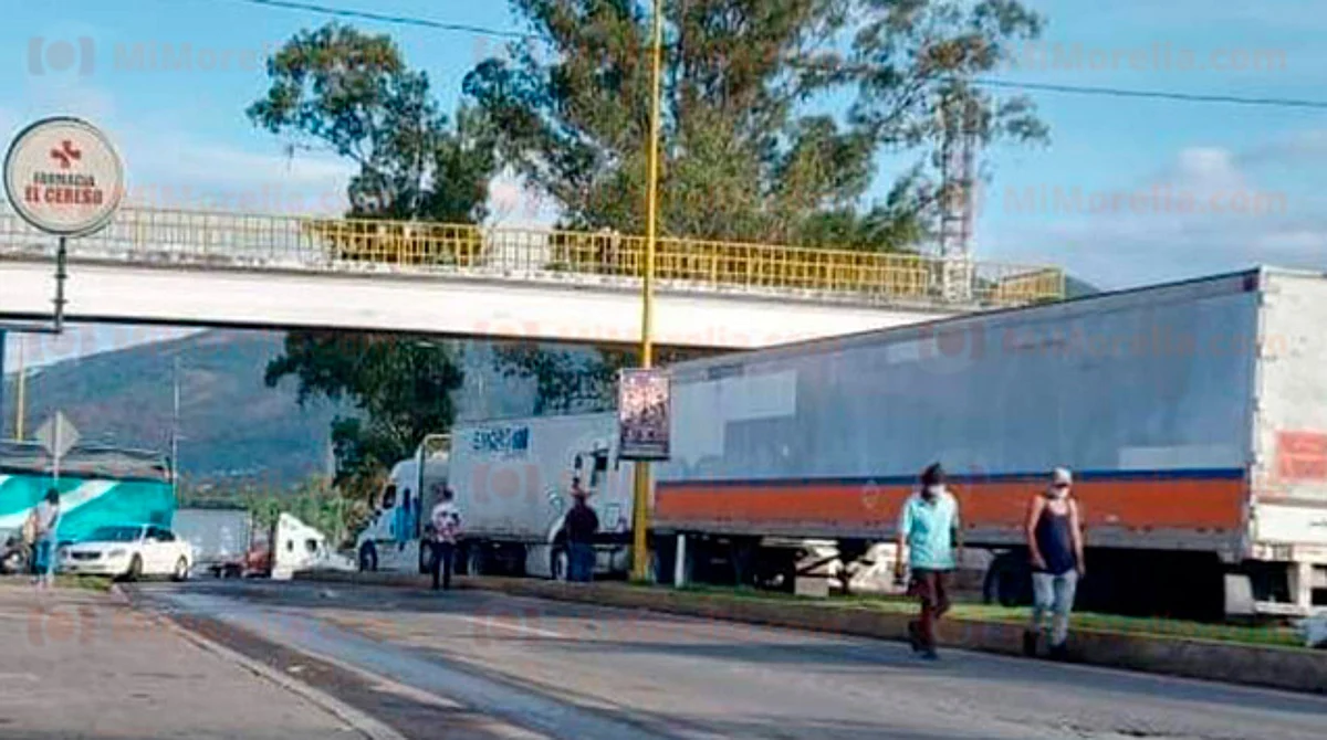 Comuneros bloquean en Uruapan en exigencia de liberación de 3 detenidos
