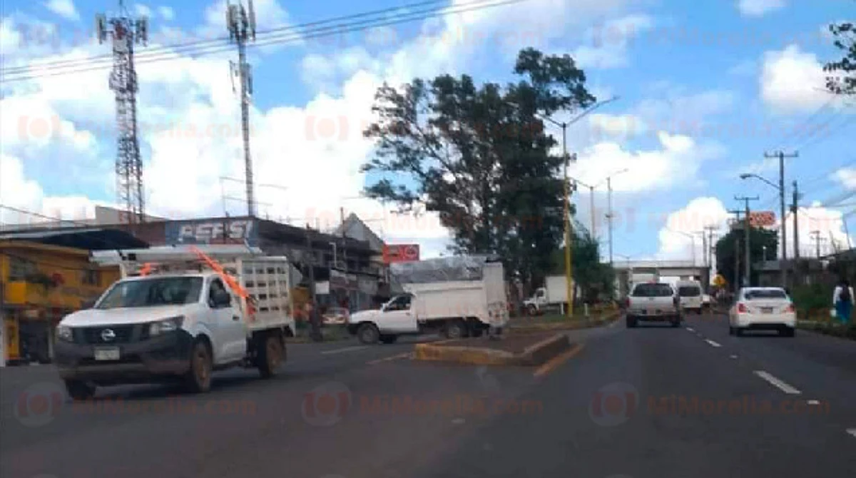 Comuneros bloquean salida de Uruapan, golpean a tránsitos y se apoderan de patrulla