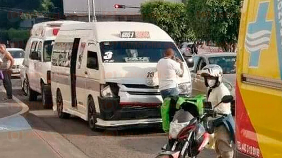 Combi choca contra ambulancia al sur de Morelia