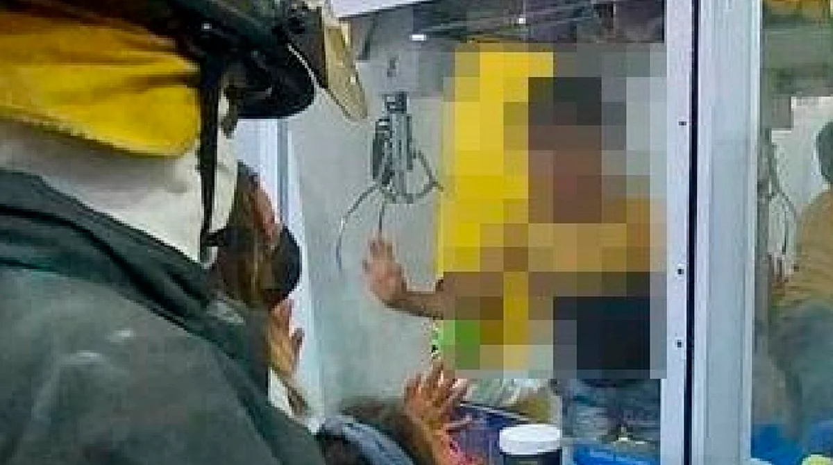 Niño se queda encerrado en máquina de peluches; bomberos lo sacan
